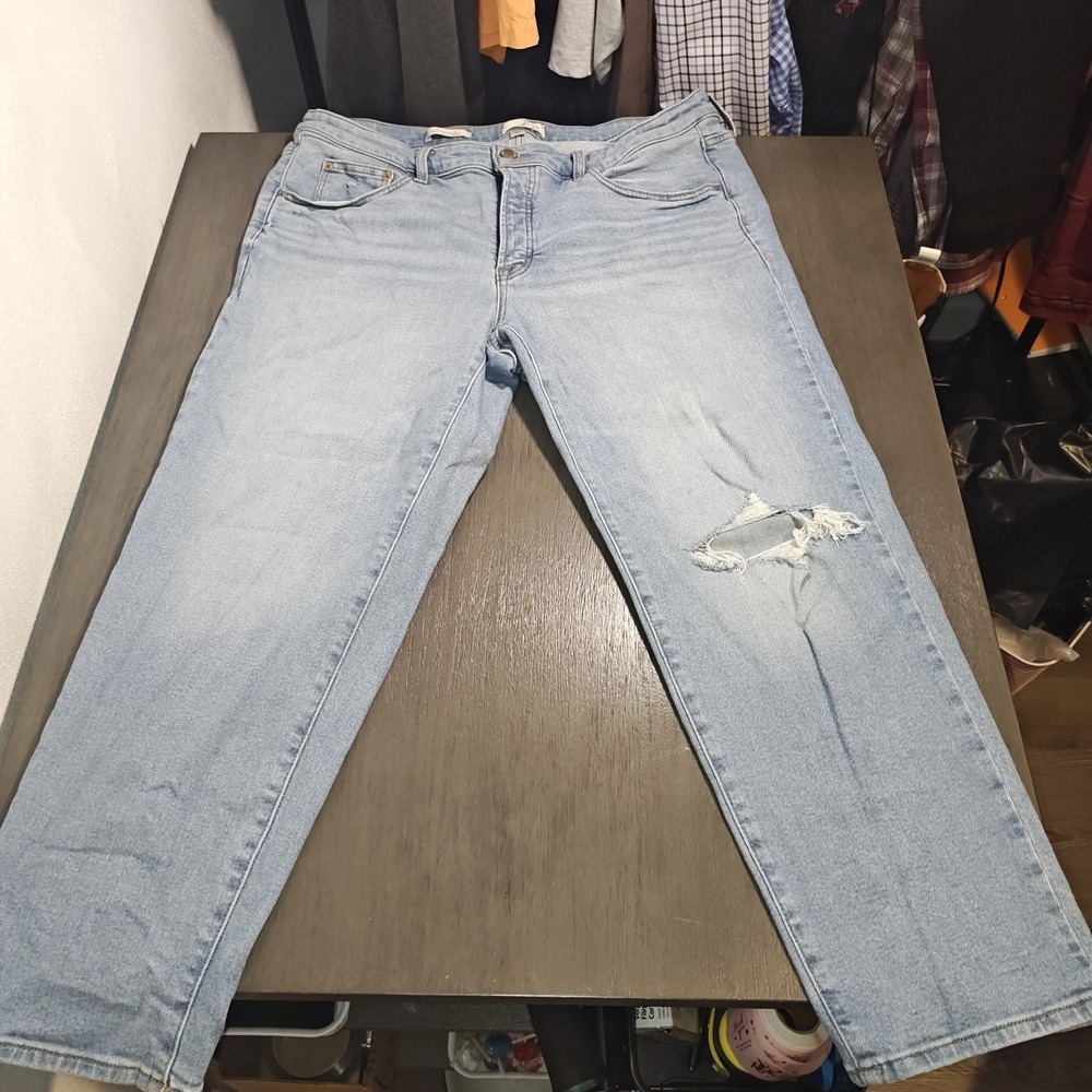Universal Thread Woman's Jeans,Medium Wash,Cropped,Distressed,Size 17R